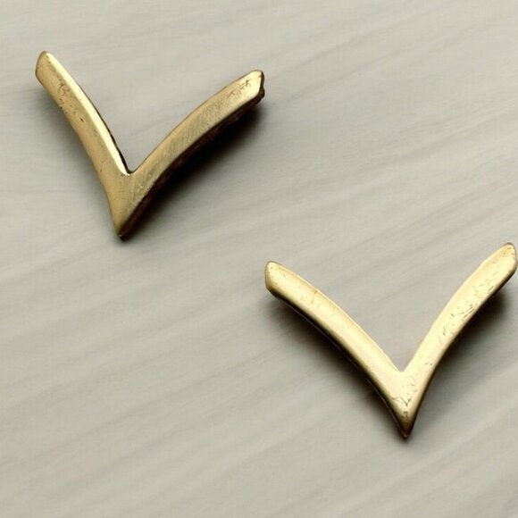 US Army Private E2 Gold Tone Pins Rank Insignia Hat Lapel Chevron Set of 2 - Picture 1 of 6
